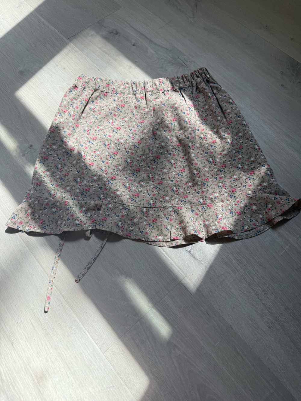 Mable Ditsy Floral Drawstring Mini Skirt in Beige and Pink size small - Picture 6 of 9